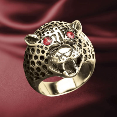 Grand Leopardo Ring in gold-plated stainless steel featuring a detailed leopard head design with red gemstone eyes, a bold men's jewelry statement piece.